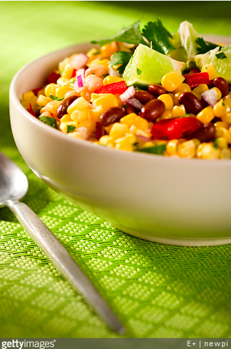 Maïs et haricots rouges en boîte sont la base de cette recette de salade très connue !