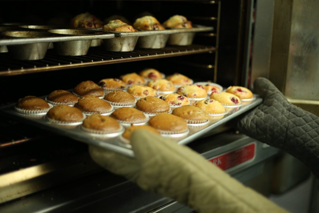 Muffins cuits dans un four à pâtisserie