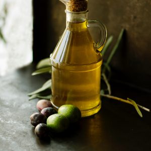 Bouteille d'huile d'olive bio avec branche olives